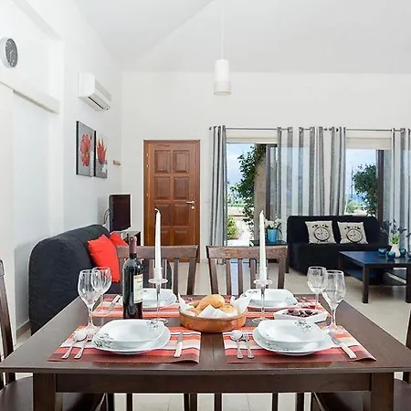 In Sleeps 5 With Pool Air Con And Wifi *