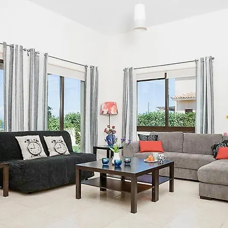 Villa In Sleeps 5 With Pool Air Con And Wifi Lachi