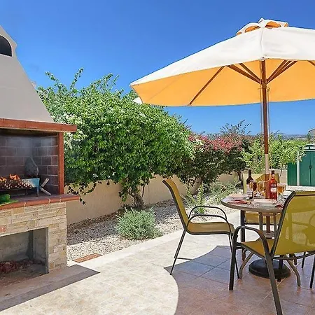 Villa In Sleeps 5 With Pool Air Con And Wifi *