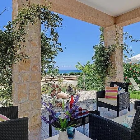 In Sleeps 5 With Pool Air Con And Wifi * Lachi