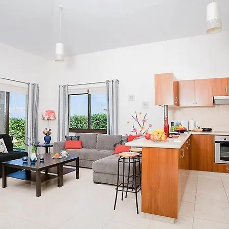 Villa In Sleeps 5 With Pool Air Con And Wifi *